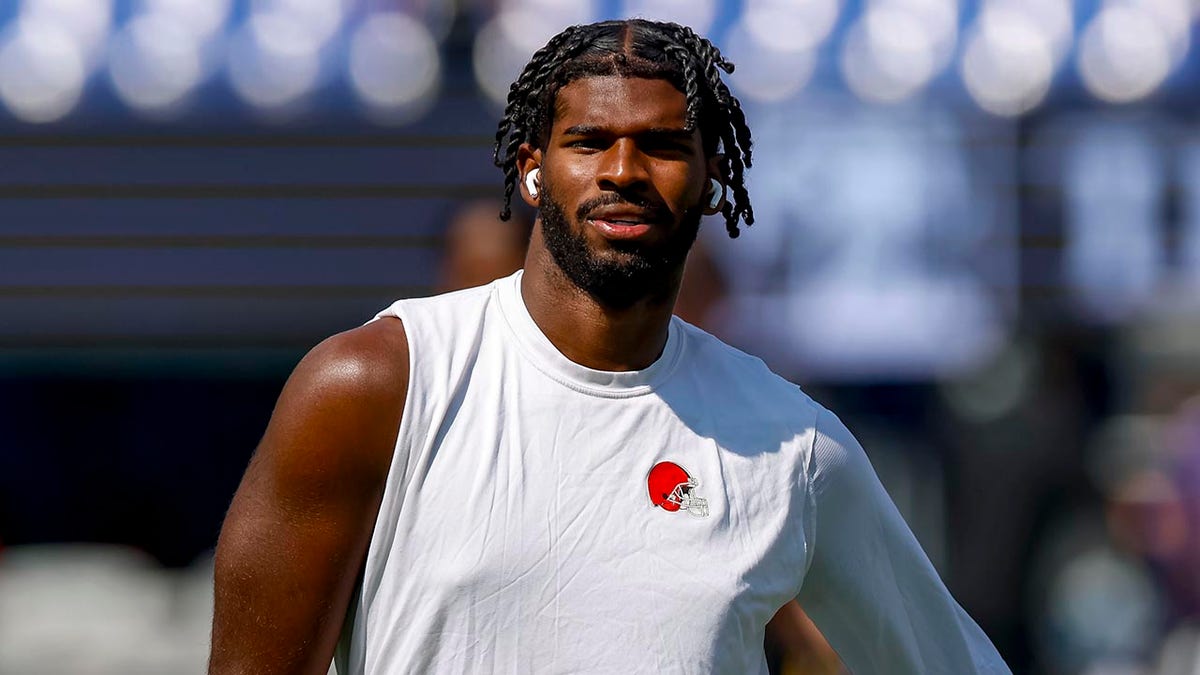 Shedeur Sanders warms up