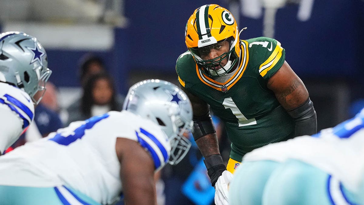 Micah Parsons lines up on the edge