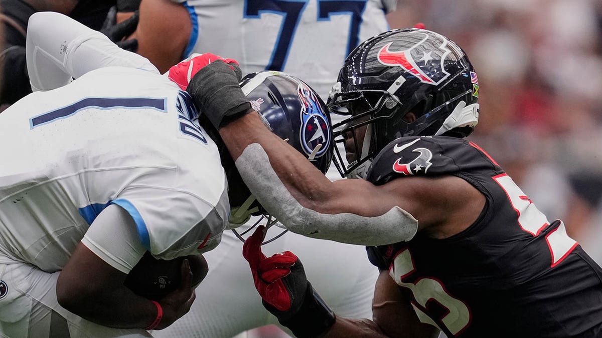 Danielle Hunter sacks Cam Ward