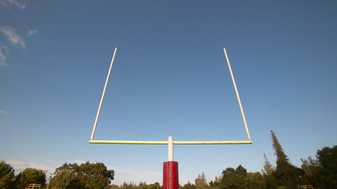 Who has the most field goals in a college football season?