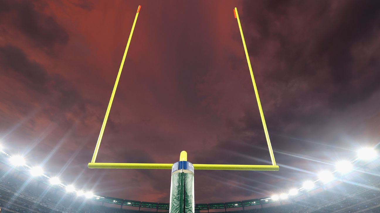 Who made the most field goals in a single NFL season?