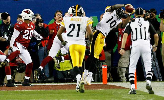 Steelers receiver Santonio Holmes catches the game-winning touchdown in Super Bowl XLIII