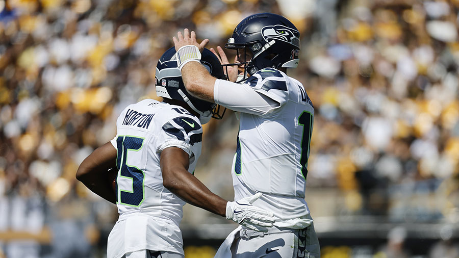 Seattle Seahawks Tory Horton Sam Darnold TD...