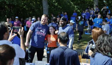 Theo Benedet, Chris Williams kick off Bears' 'Community Tuesdays' at Conway Park 5K
