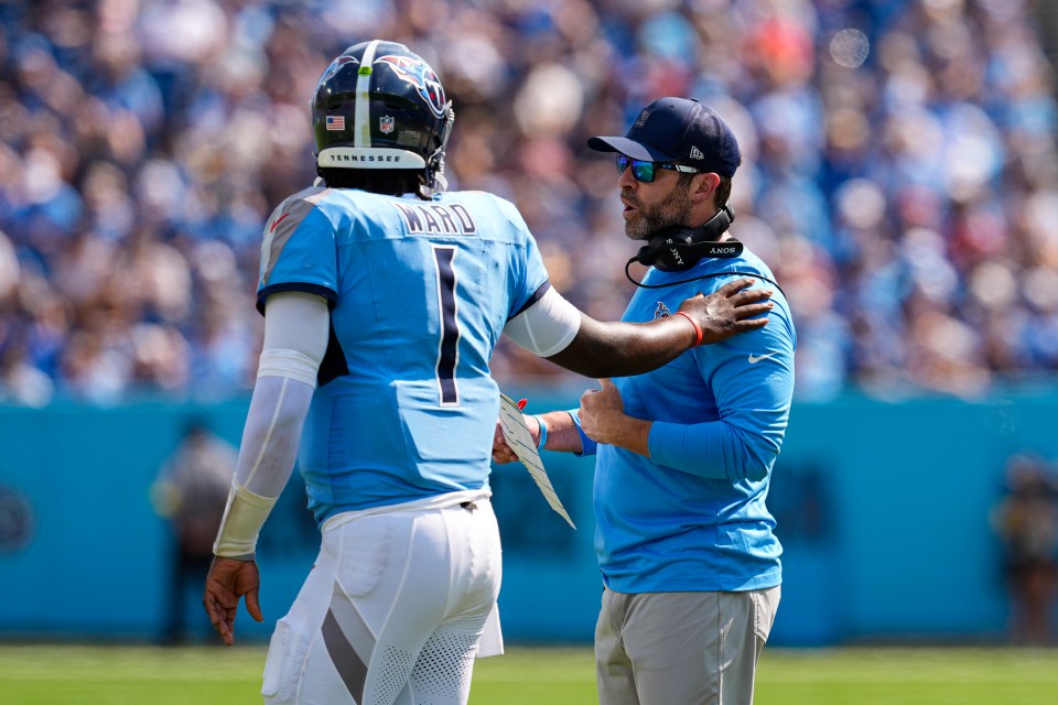 Tennessee Titans head coach Brian Callahan talks with quarterback Cam Ward.