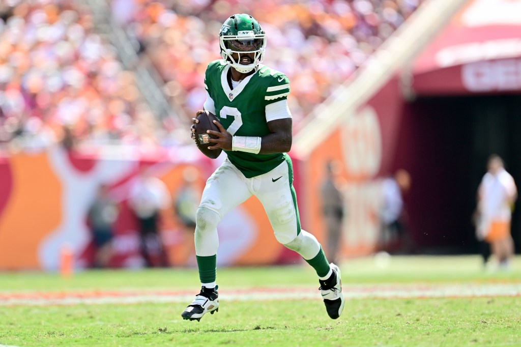 Tyrod Taylor looks to pass during the Jets-Buccaneers game on Sept. 21, 2025. 