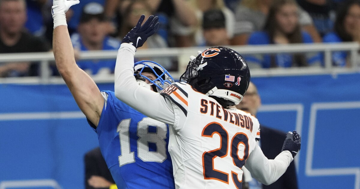 Isaac TeSlaa snags a second one-handed grab in win against Chicago Bears