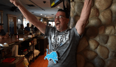 St. Johns fans cheer for Lions victory over Bears at Ryan's Roadhouse