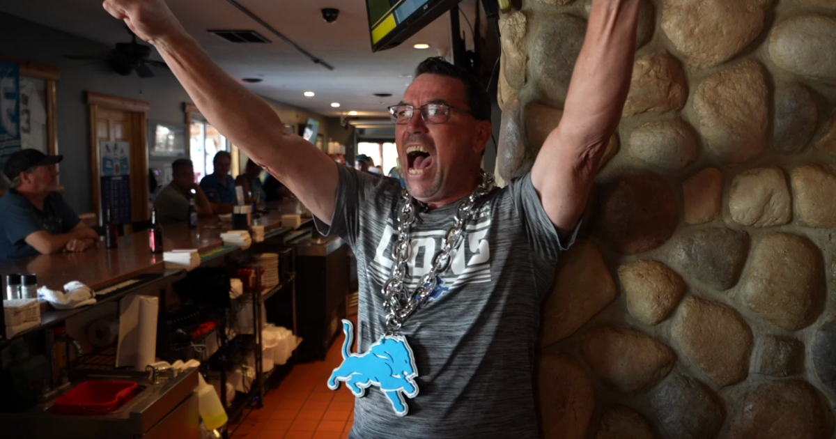 St. Johns fans cheer for Lions victory over Bears at Ryan's Roadhouse