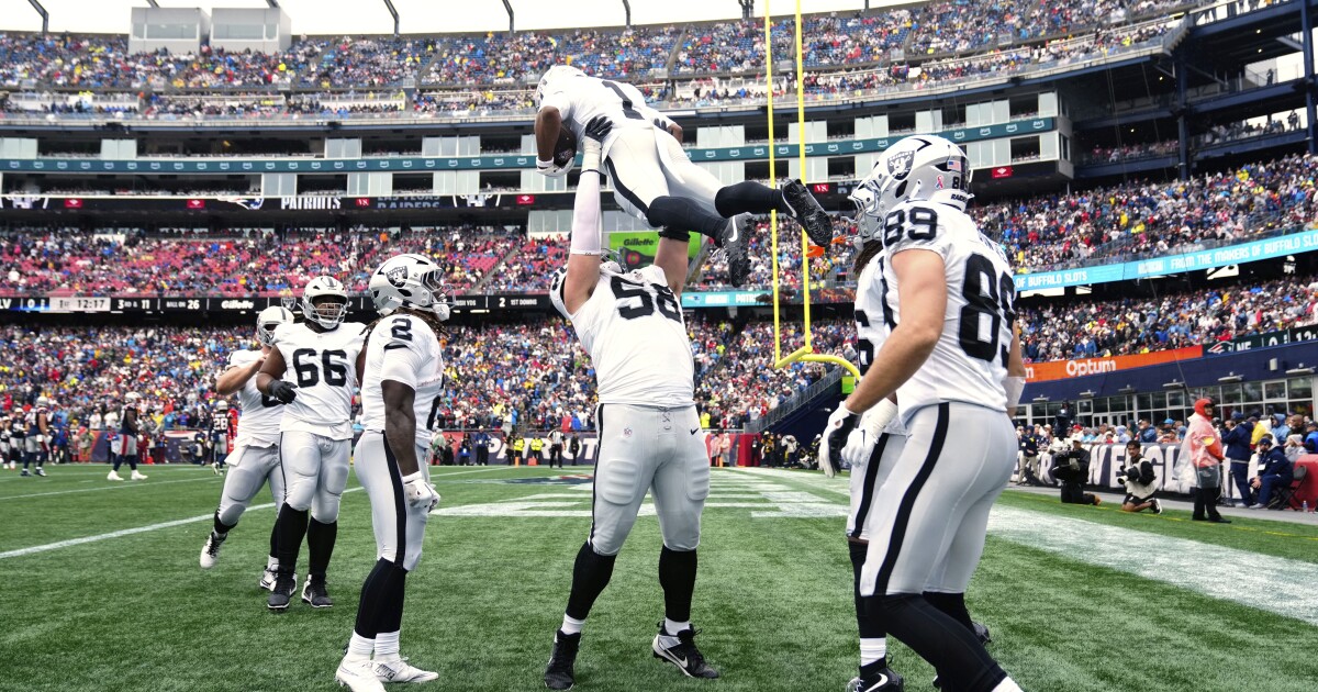 Geno Smith passes for 362 yards and a TD in Raiders debut