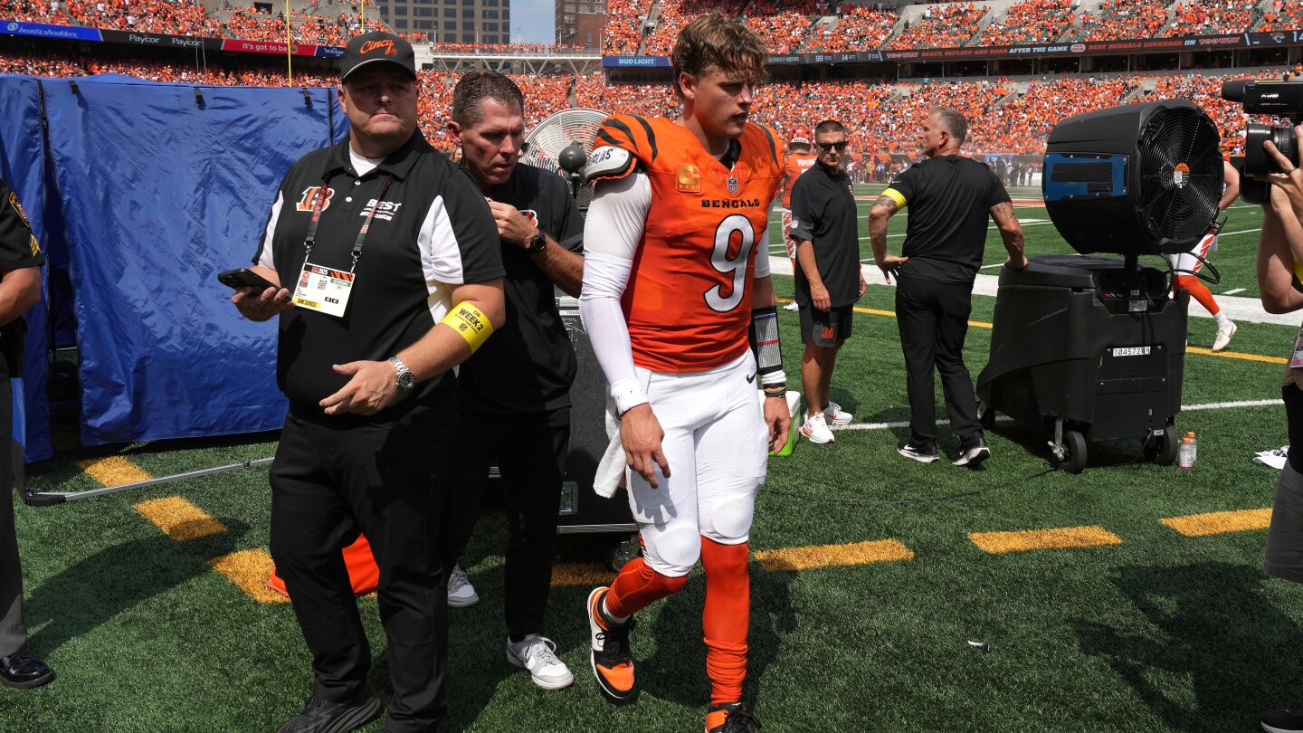 Bengals QB Joe Burrow leaves game with left toe injury against Jaguars
