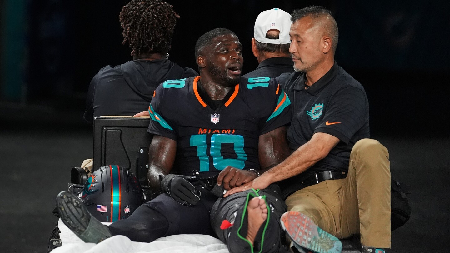 Dolphins wide receiver Tyreek Hill suffers dislocated left knee against Jets, taken to hospital