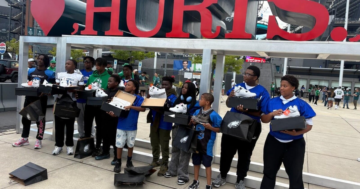 Jalen Hurts, Eagles give Philadelphia youth football team brand new gear