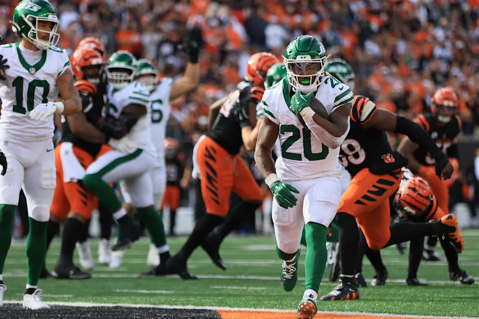 Oct 26, 2025; Cincinnati, Ohio, USA; New York Jets running back Breece Hall (20) runs with the ball against the Cincinnati Bengals at Paycor Stadium. Mandatory Credit: Katie Stratman-Imagn Images