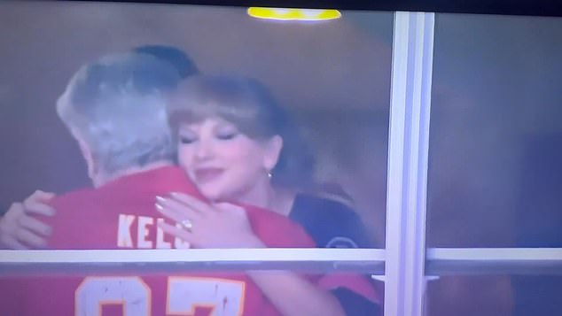 Fans also got another glimpse at the dazzling engagement ring wrapped around Swift's finger