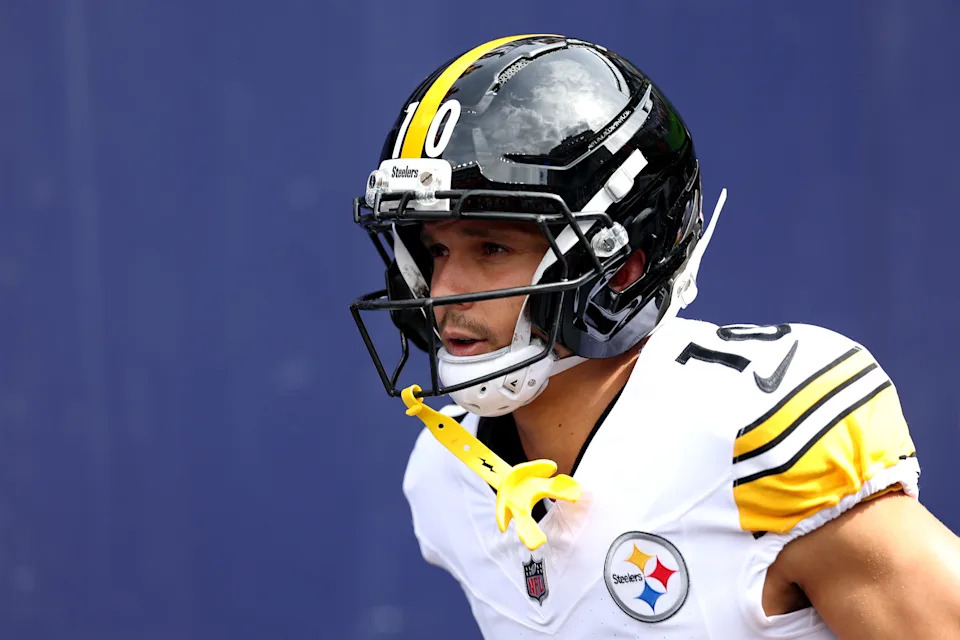 FOXBOROUGH, MASSACHUSETTS - SEPTEMBER 21: Roman Wilson #10 of the Pittsburgh Steelers enters the field before the game against the New England Patriots at Gillette Stadium on September 21, 2025 in Foxborough, Massachusetts. (Photo by Jordan Bank/Getty Images)