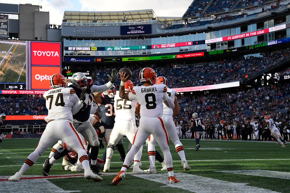 Cleveland Browns quarterback Dillon Gabriel passes the ball during the fourth quarter.