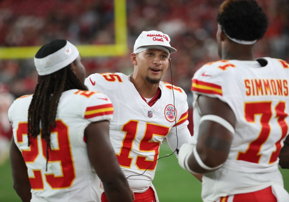 Patrick Mahomes, Kareem Hunt and Josh Simmons chat on the sidelines