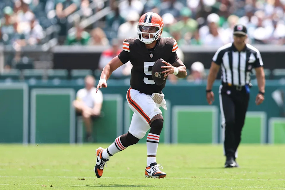 Aug 16, 2025; Philadelphia, Pennsylvania, USA; Cleveland Browns quarterback Dillon Gabriel (5) runs with the ball against the Philadelphia Eagles during the first quarter at Lincoln Financial Field. Mandatory Credit: Bill Streicher-Imagn Images© Bill Streicher-Imagn Images