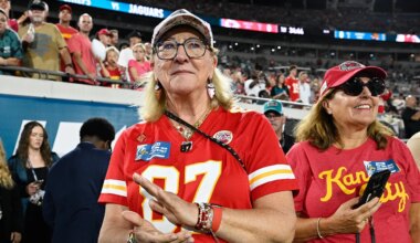 Donna Kelce shows support for Taylor Swift during Chiefs game