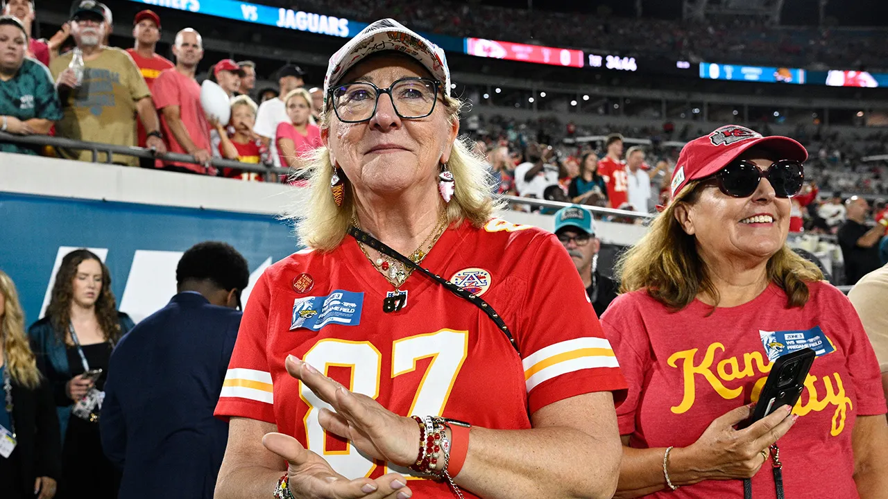 Donna Kelce shows support for Taylor Swift during Chiefs game