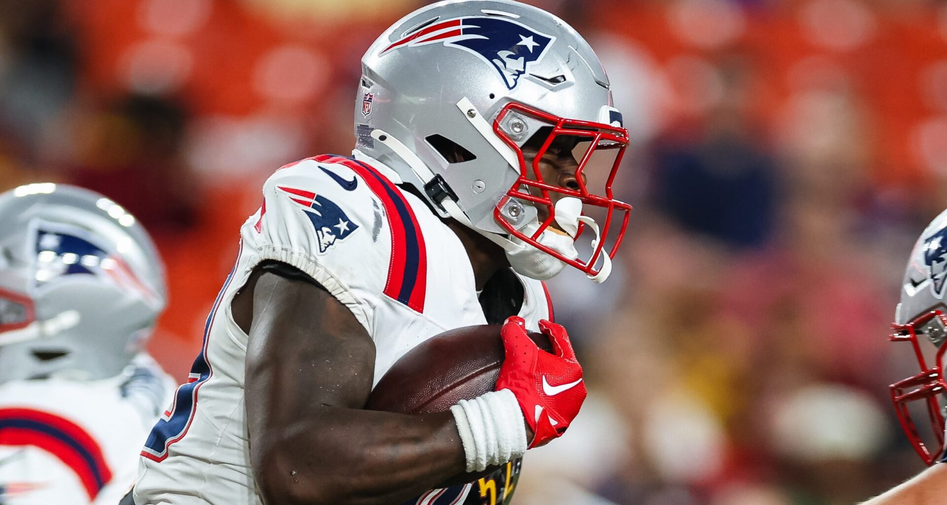 Patriots' Vrabel Open to RB Additions After Antonio Gibson Injury