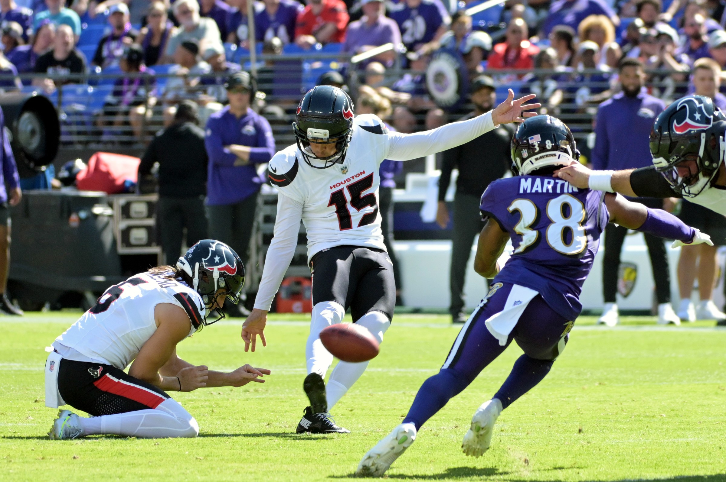 BALTIMORE, MD - OCTOBER 05: Houston Texans kicker Ka’Imi Fairbairn (15) kicks a field goal during the game between the Houston Texans and the Baltimore Ravens on October 05, 2025 at M&T Bank Stadium in Baltimore, MD. (Photo by Mark Goldman/Icon Sportswire via Getty Images)