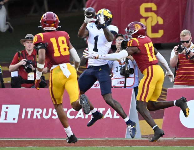 Wide receiver Donaven McCulley #1 of the Michigan Wolverines cathes...