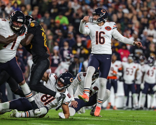 Bears kicker Jake Moody makes a field goal against the...