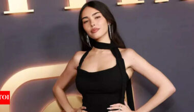 Justin Herbert’s girlfriend Madison Beer shares picture-perfect moment with Colts fan — the viral selfie everyone’s talking about | NFL News