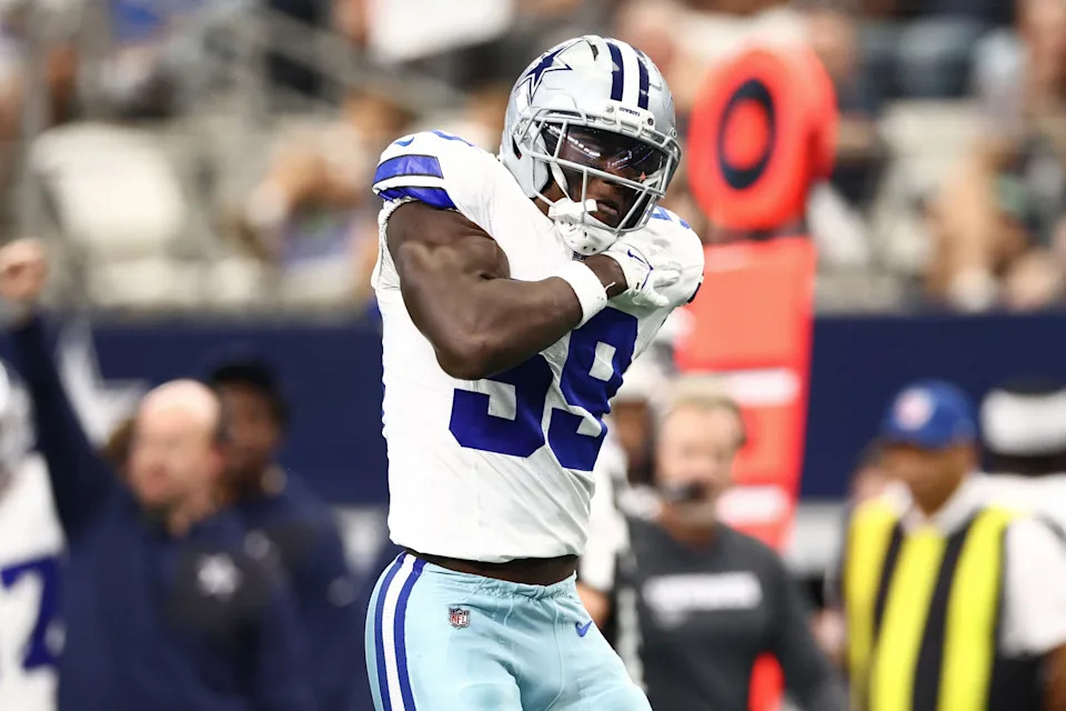 Sep 14, 2025; Arlington, Texas, USA; Dallas Cowboys linebacker Kenneth Murray Jr. (59) reacts after a play against the New York Giants during the second quarter at AT&T Stadium. Mandatory Credit: Kevin Jairaj-Imagn Images