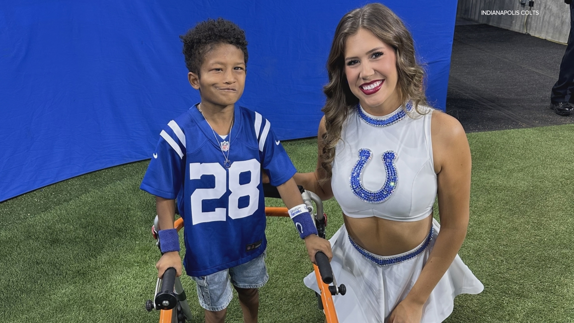 Colts cheerleader uses sign language to converse with deaf fan at his first game