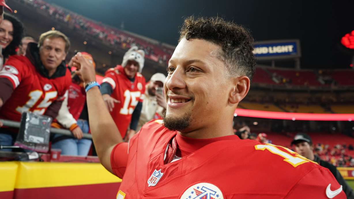 Pro Picks: Chiefs will edge Bills on Harrison Butker's field goal as time expires