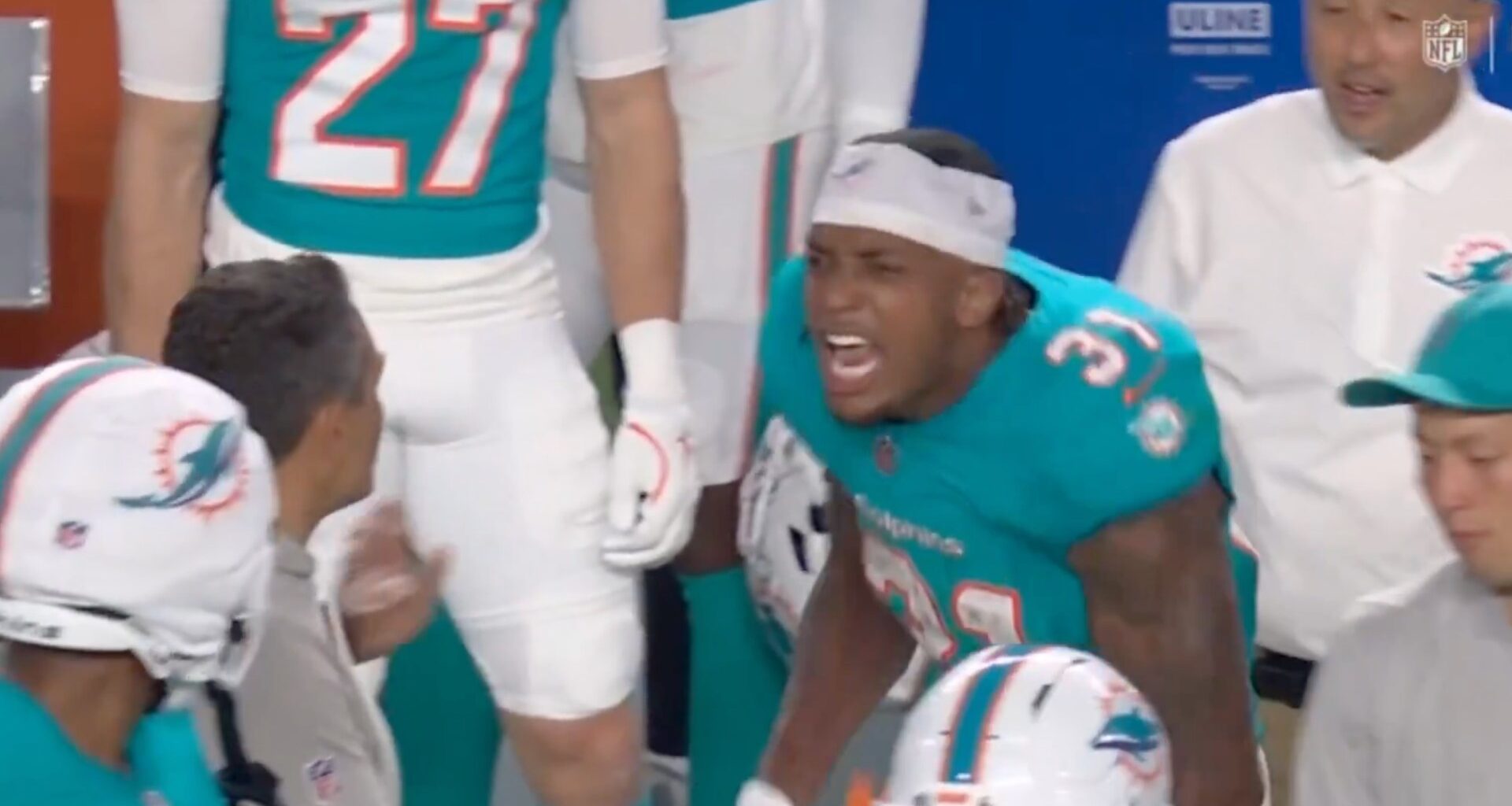 Miami Dolphins star blows up on sideline and goes after coach following egregious call