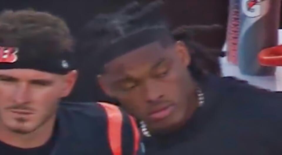 Cincinnati Bengals Player Was Caught Being Very “Secretive” While Trying To Hide Strange Item On The Sideline During Blowout Loss vs. Lions [VIDEO]