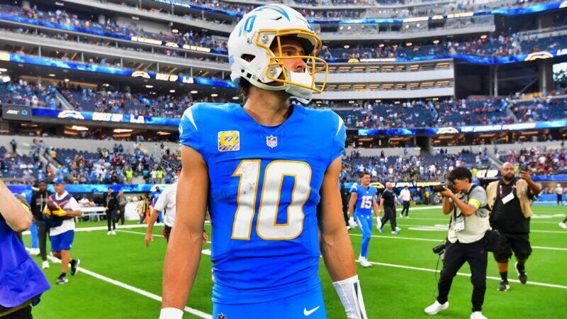 Everyone Is Worried About Chargers QB Justin Herbert After Alarming Photo Goes Viral