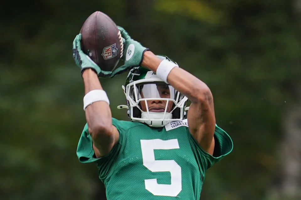 Garrett Wilson catches a pass during Jets practice on Oct. 8, 2025. AP