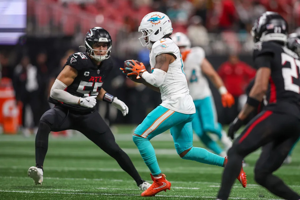 Miami Dolphins wide receiver Jaylen Waddle catches a pass.