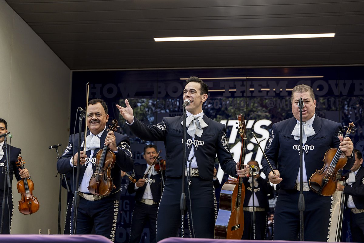 Dallas Cowboys Celebrate Hispanic Heritage with Mariachi Vargas