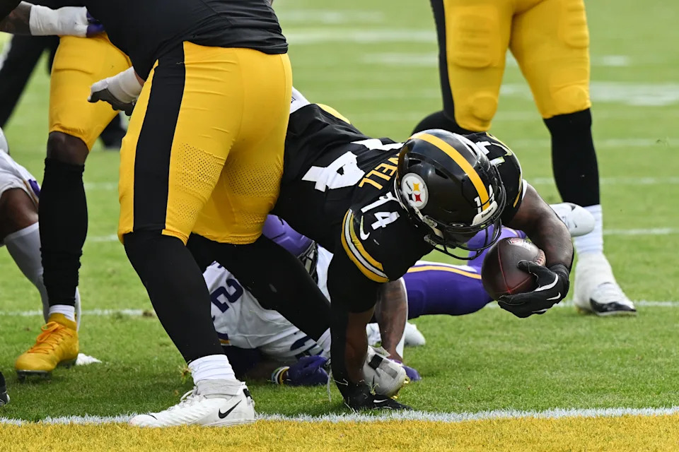 DUBLIN, IRELAND - SEPTEMBER 28: Kenneth Gainwell of Pittsburgh Steelers (#14) scores a touchdown in the third quarter during the NFL 2025 game between Minnesota Vikings and Pittsburgh Steelers at Croke Park on September 28, 2025 in Dublin, Ireland. (Photo by Charles McQuillan/Getty Images)