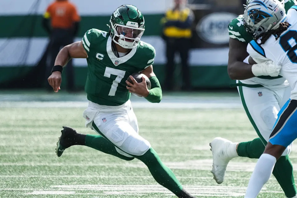 Oct 19, 2025; East Rutherford, New Jersey, USA; New York Jets quarterback Justin Fields (7) runs with the ball in the first quarter against the Carolina Panthers at MetLife Stadium. Mandatory Credit: Robert Deutsch-Imagn Images