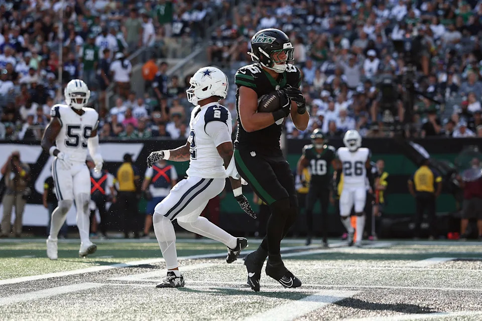 EAST RUTHERFORD, NEW JERSEY - OCTOBER 05: Mason Taylor #85 of the New York Jets scores on two-point conversion during the fourth quarter against the Dallas Cowboys in the game at MetLife Stadium on October 05, 2025 in East Rutherford, New Jersey. (Photo by Sarah Stier/Getty Images)