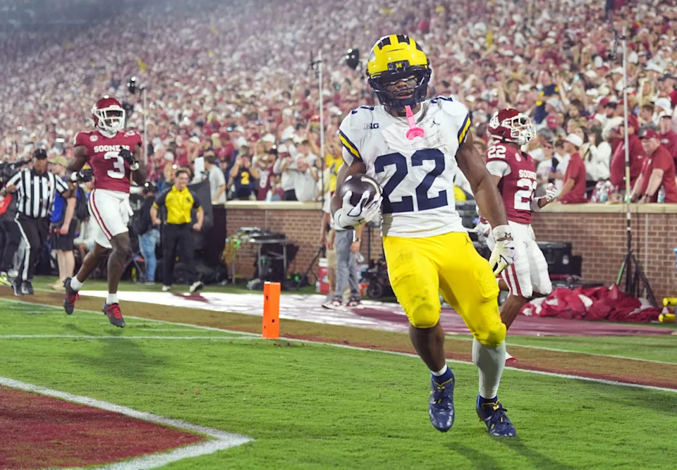 Michigan's Justice Haynes (22) scores in the second half of the college football game between the University of Oklahoma Sooner and the University of Michigan Wolverines at the Gaylord Family à Oklahoma Memorial Stadium in Norman, Okla., Saturday, Sept. 6, 2025.