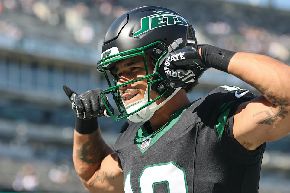 Oct 5, 2025; East Rutherford, New Jersey, USA; New York Jets wide receiver Allen Lazard (10) flexes before the game against the Dallas Cowboys at MetLife Stadium. Mandatory Credit: Vincent Carchietta-Imagn Images