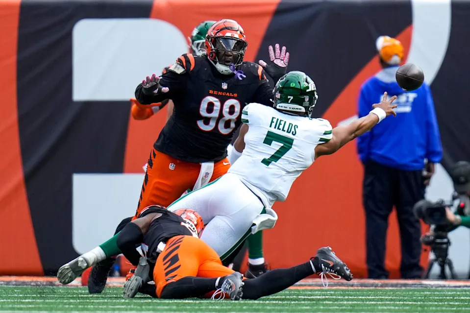 New York Jets quarterback Justin Fields throws for a two-point conversion in the fourth quarter against the Bengals