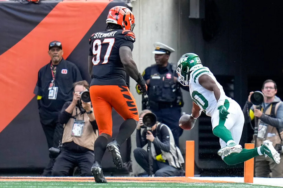 New York Jets running back Breece Hall (20) dives for a touchdown in the fourth quarter of the NFL Week 8 game between the Cincinnati Bengals and the New York Jets at Paycor Stadium in downtown Cincinnati on Sunday, Oct. 26, 2025.