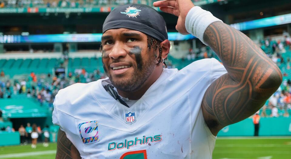 Even The Dolphins’ DJ Was Brutally Trolling Tua Tagovailoa With Suspiciously-Timed 50 Cent Song During Loss To Chargers [VIDEO]
