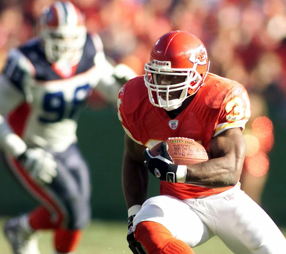 Kansas City Chiefs running back Priest Holmes (31) carries the ball
late in the game to secure the victory over the Buffalo Bills, in
Kansas City November 17, 2002. Chiefs won 17-6 and Holmes surpassed the
1,000 yard mark for the second season in a row during the game.
REUTERS/Jeff Taylor
JAT/ME