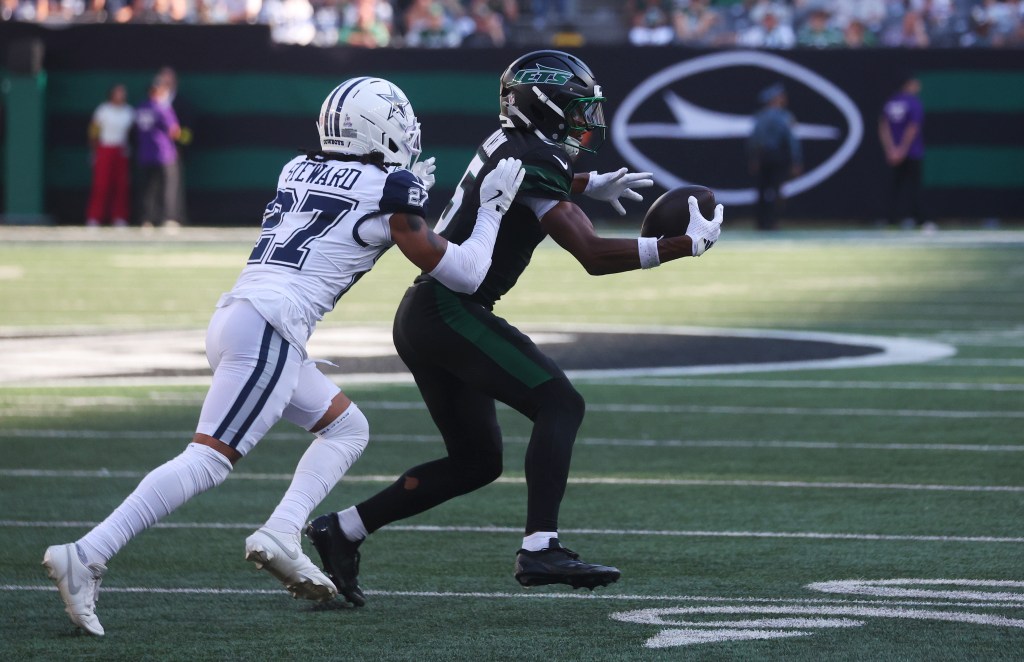 Jets wide receiver Garrett Wilson (5) catch during the second half when the New York Jets played the Dallas Cowboys Sunday, October 5, 2025 at MetLife Stadium in East Rutherford, NJ.