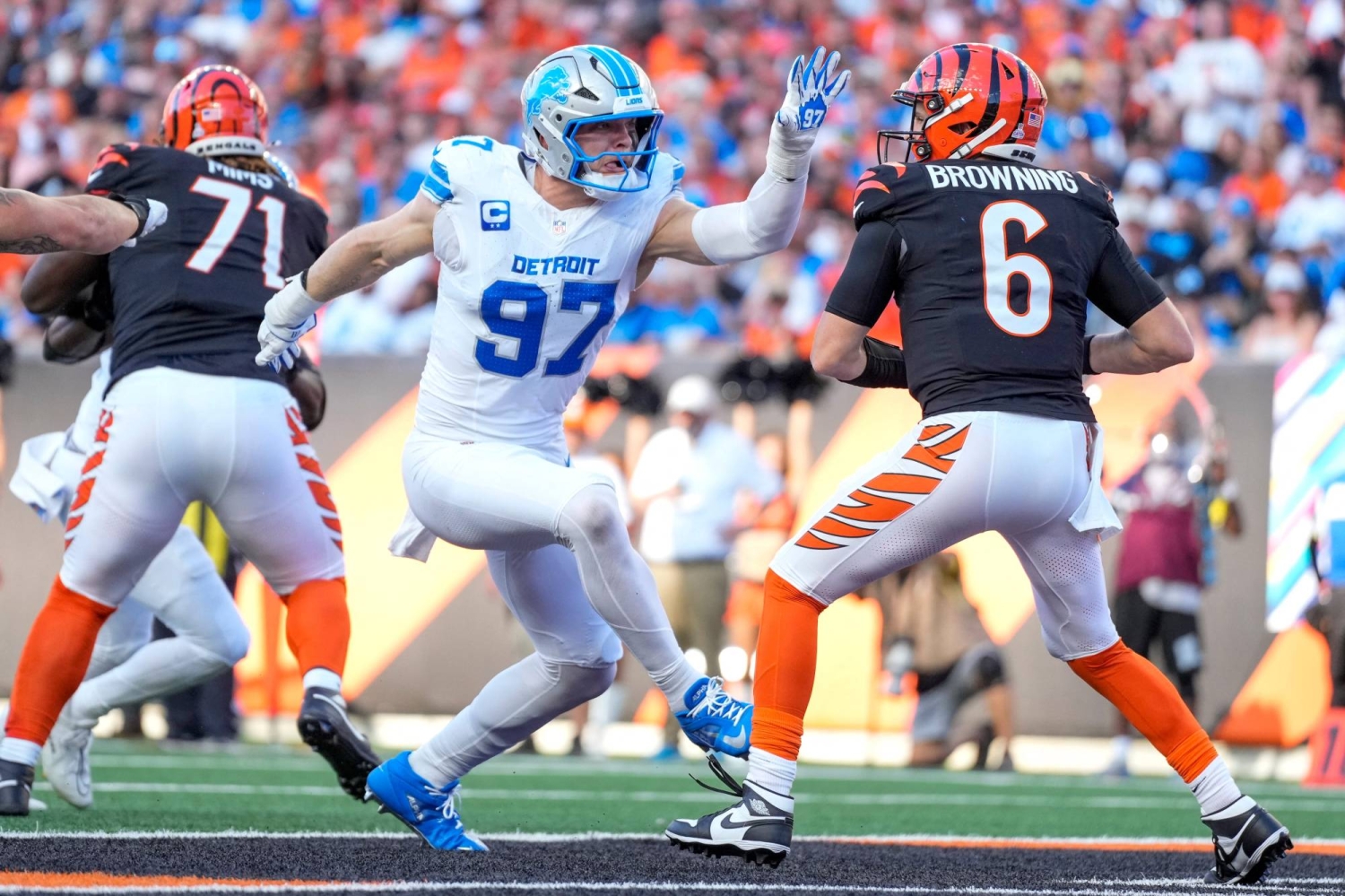 Lions' Aidan Hutchinson lands $180 million extension